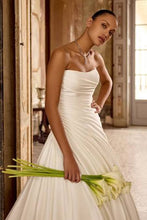 Load image into Gallery viewer, Justin Alexander "Kiera", NEW with tags