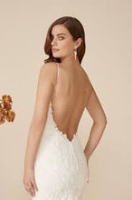 Load image into Gallery viewer, Justin Alexander &quot;Devyn&quot; 88243, Salon Sample
