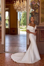 Load image into Gallery viewer, Justin Alexander "Fiona", NEW with tags