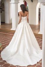 Load image into Gallery viewer, Jasmine style T212065, NEW with tags