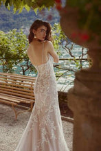 Load image into Gallery viewer, Justin Alexander "Islanda" 88399, Salon Sample