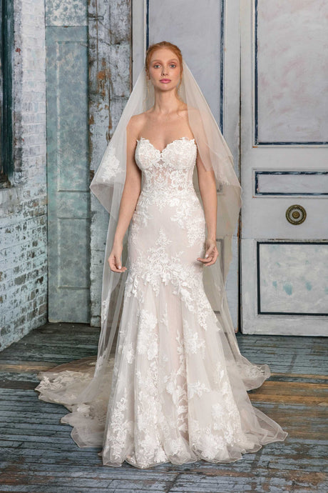 Justin Alexander Signature style 99007, Salon Sample (has matching veil!)