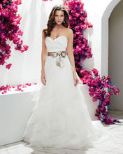 Load image into Gallery viewer, Mikaella Style #751 NEW with tags!